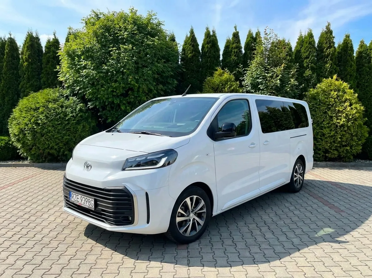 Toyota Proace Verso 2025 — biały bus 8-osobowy, ujęcie 3/4 z przodu